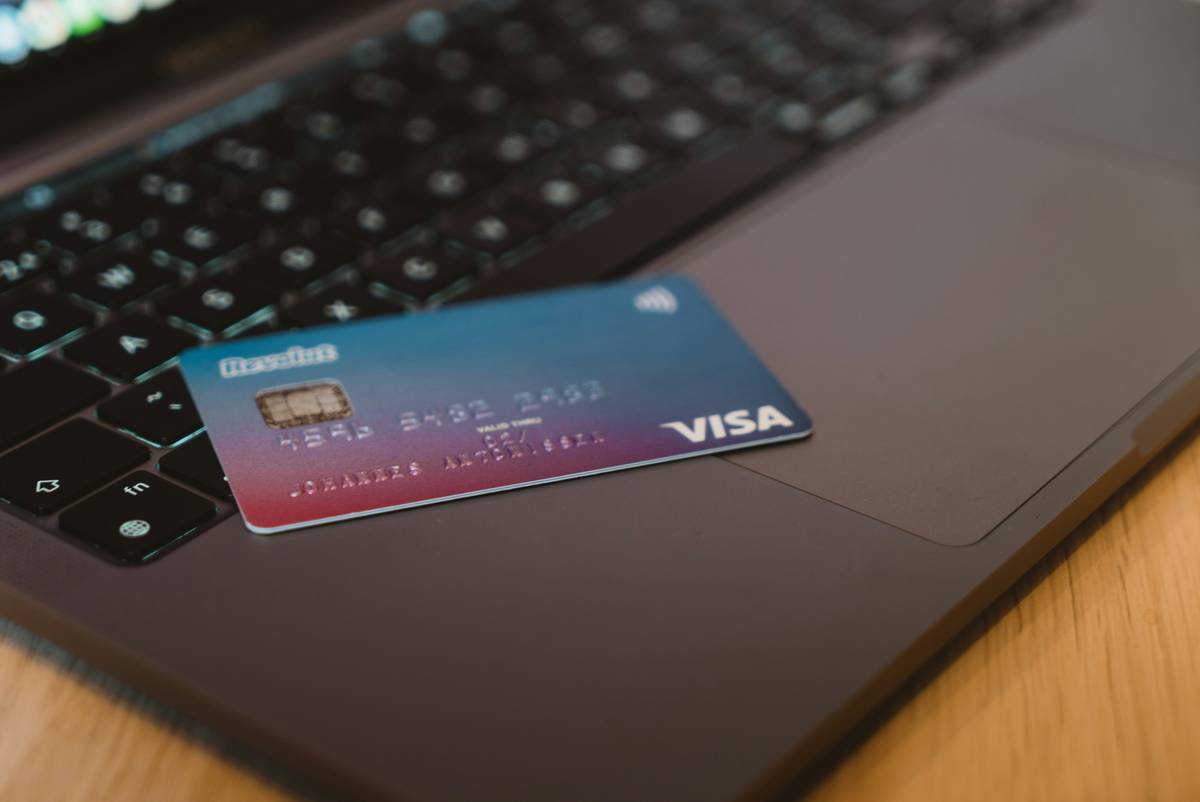 Infographic showing four types of online banking corpus data: live chat logs (32%), mobile push notifications (27%), FAQ transcripts (22%), IVR voice transcripts (19%) based on 2023 FinLing Survey
